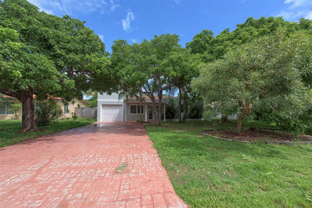 3405 Leigh Road Pompano Beach, FL 33062 - Photo 25 of 35 a view of a yard with plants and trees