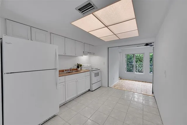 a view of empty room with window