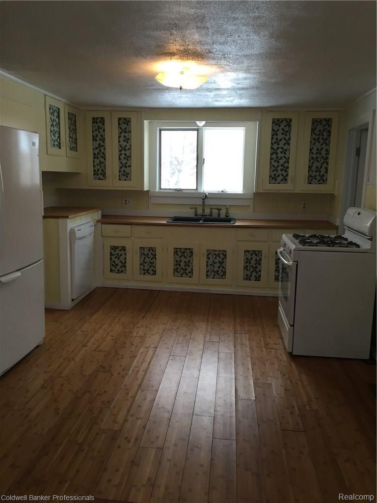 2240 Gray Road Lapeer, MI 48446 - Photo 3 of 50 Kitchen