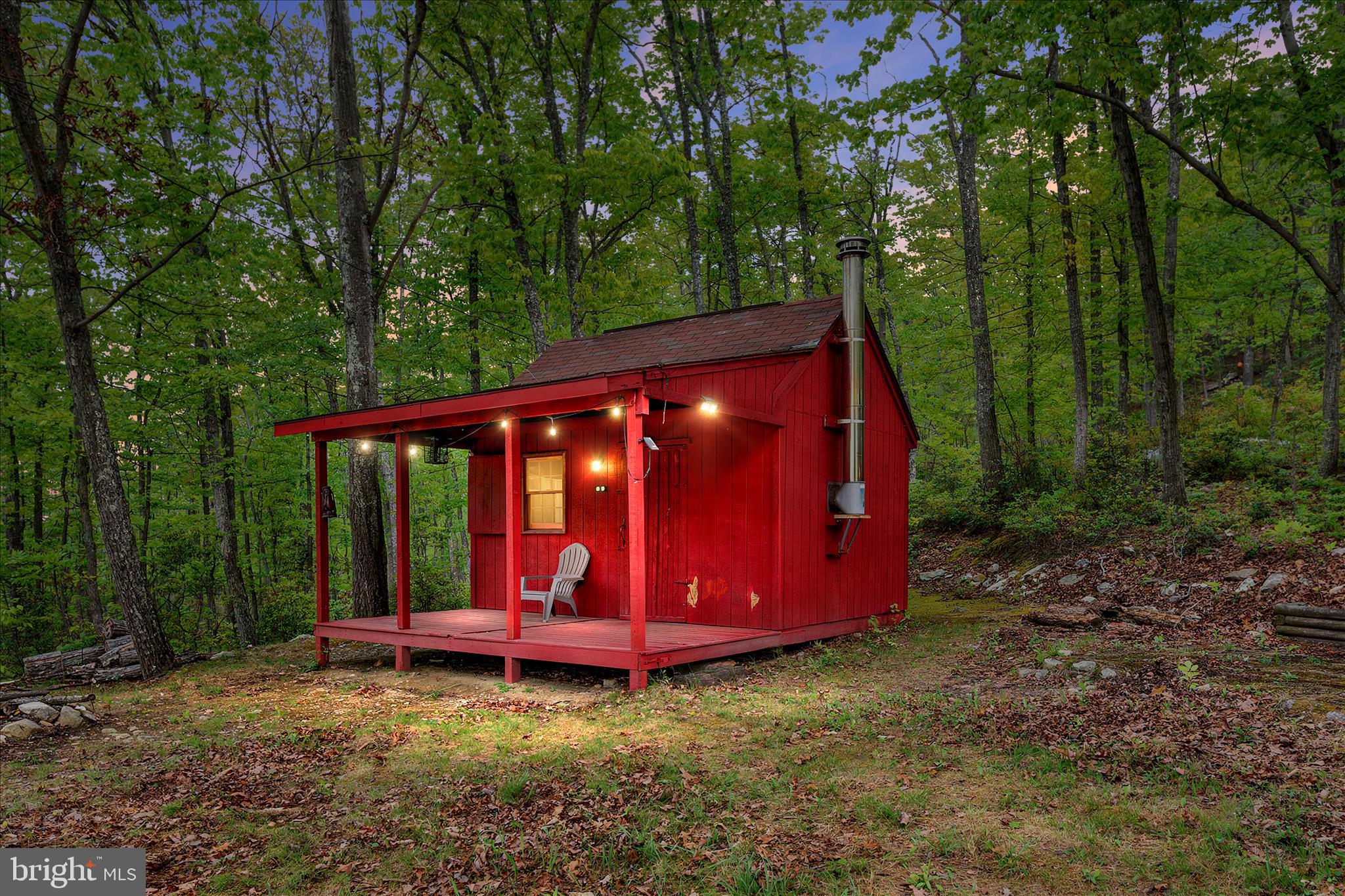 Single room cabin retreat on 7.47 wooded acres