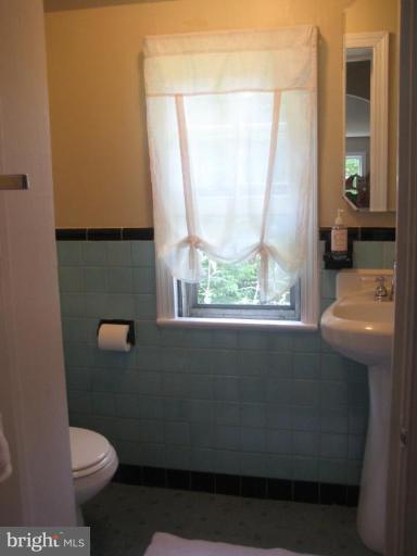 222 Baden Street Silver Spring, MD 20901 - Photo 9 of 21 Main level powder room