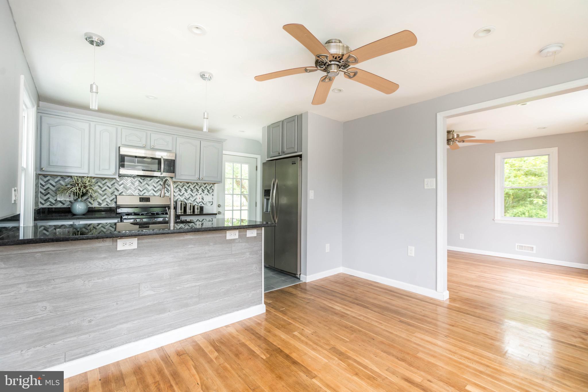 Kitchen breakfast bar