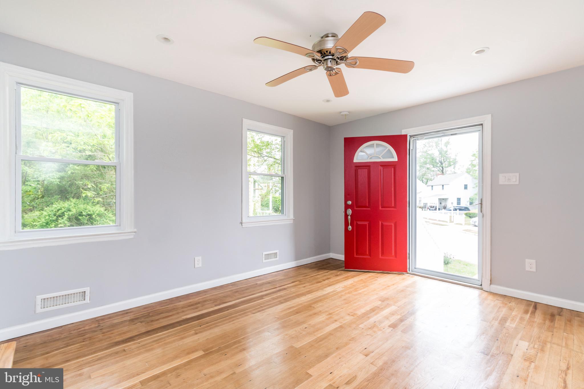 5023 Pilgrim Road Baltimore, MD 21214 - Photo 10 of 30 Living Room