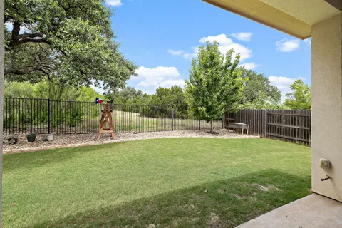 a view of a back yard