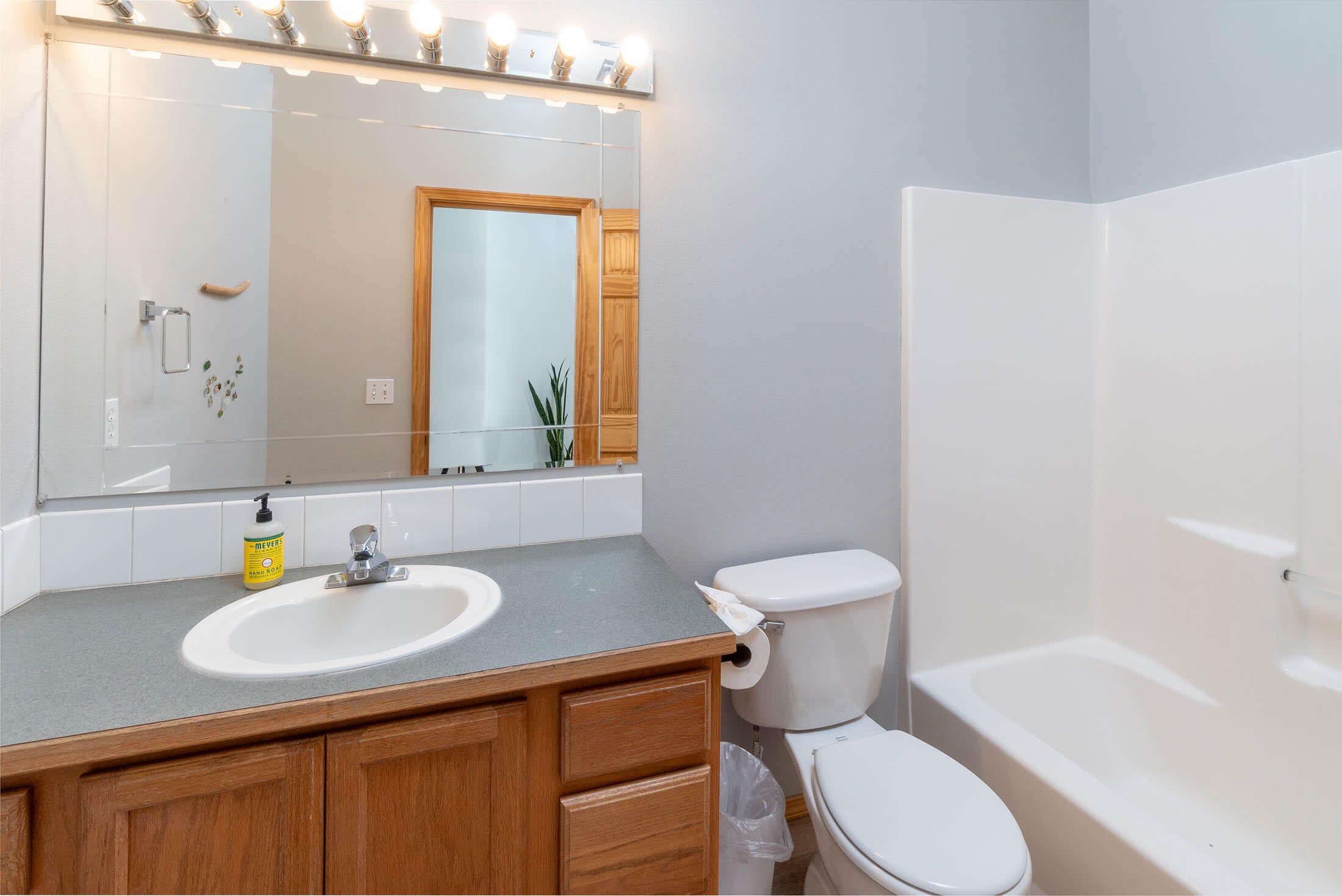 773 Northeast Mason Road Bend, OR 97701 - Photo 16 of 25 Guest bathroom