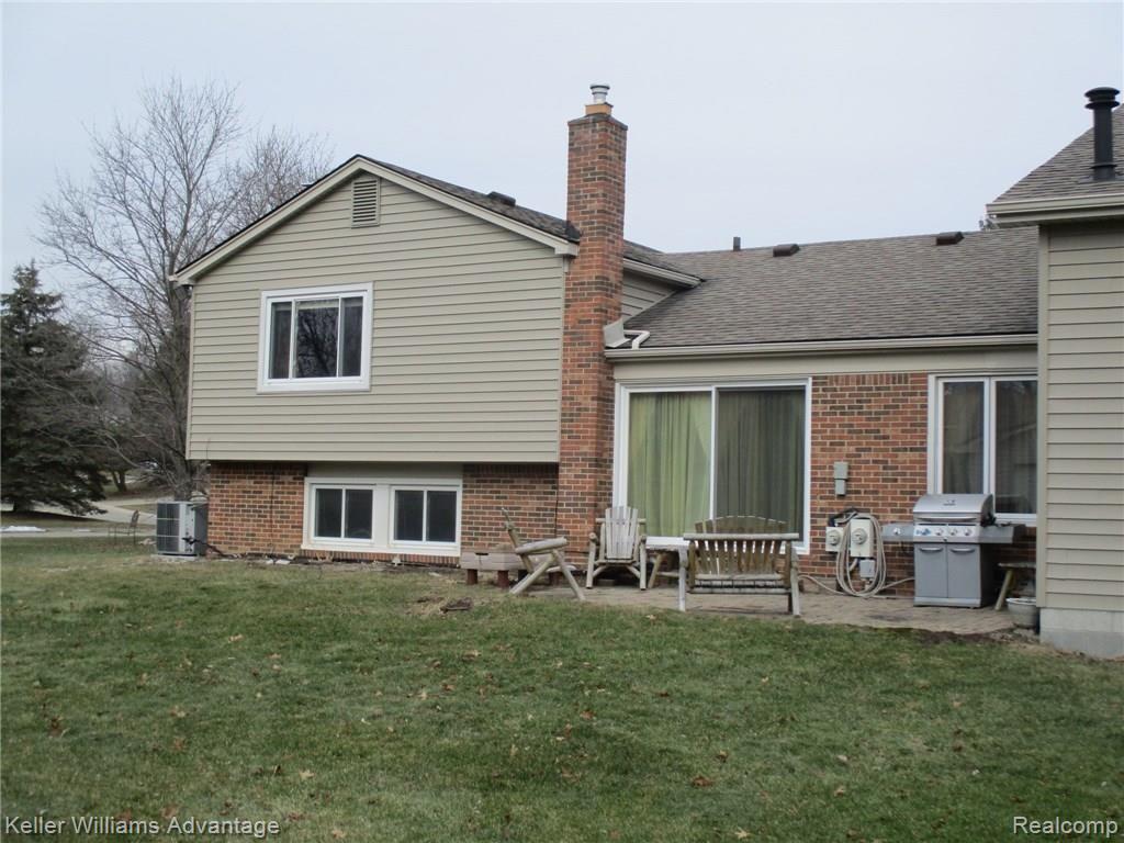 29911 High Valley Road Farmington, MI 48331 - Photo 8 of 53 IMG_0971.JPG