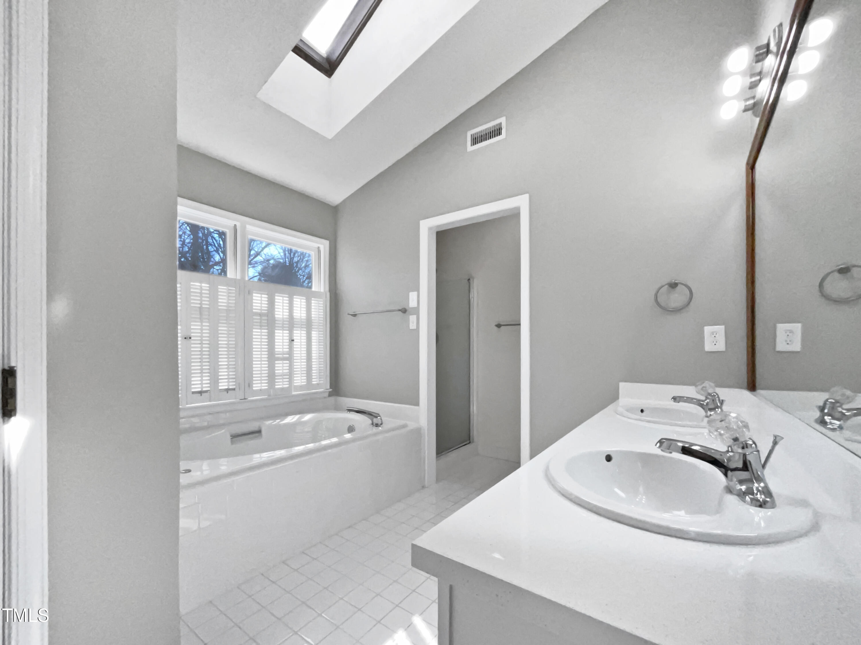 118 Trafalgar Lane Cary, NC 27513 - Photo 10 of 22 a bathroom with a sink a bathtub and a mirror