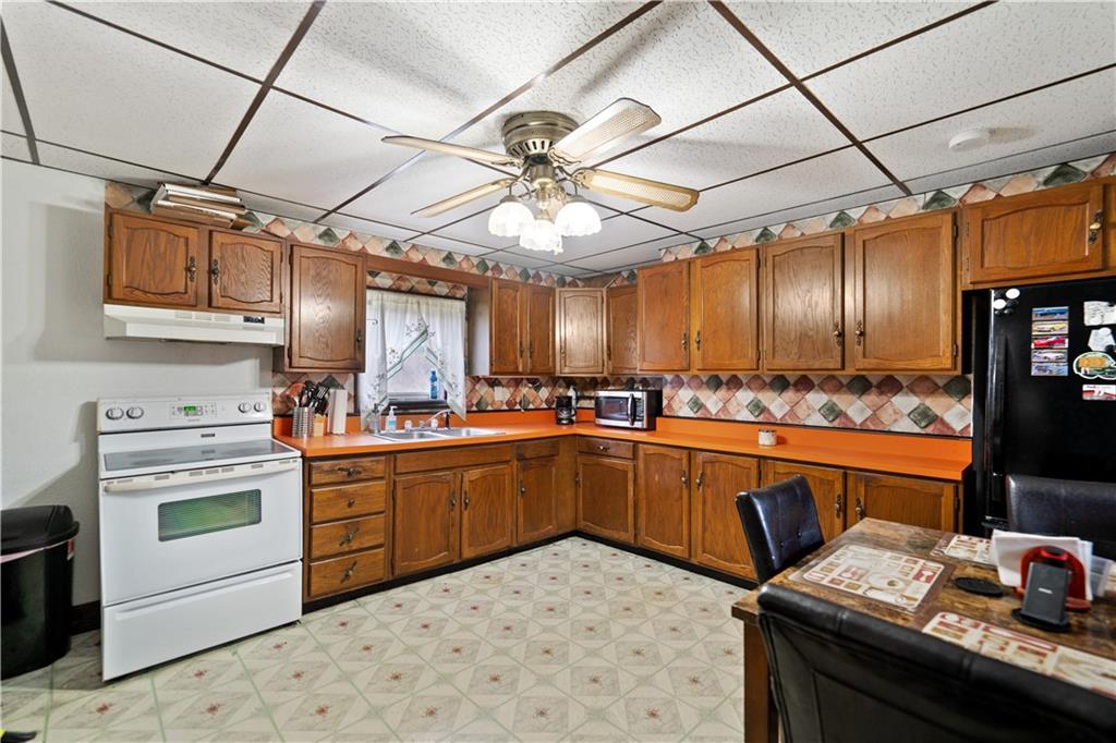 697 Banetown Road Washington, PA 15301 - Photo 2 of 34