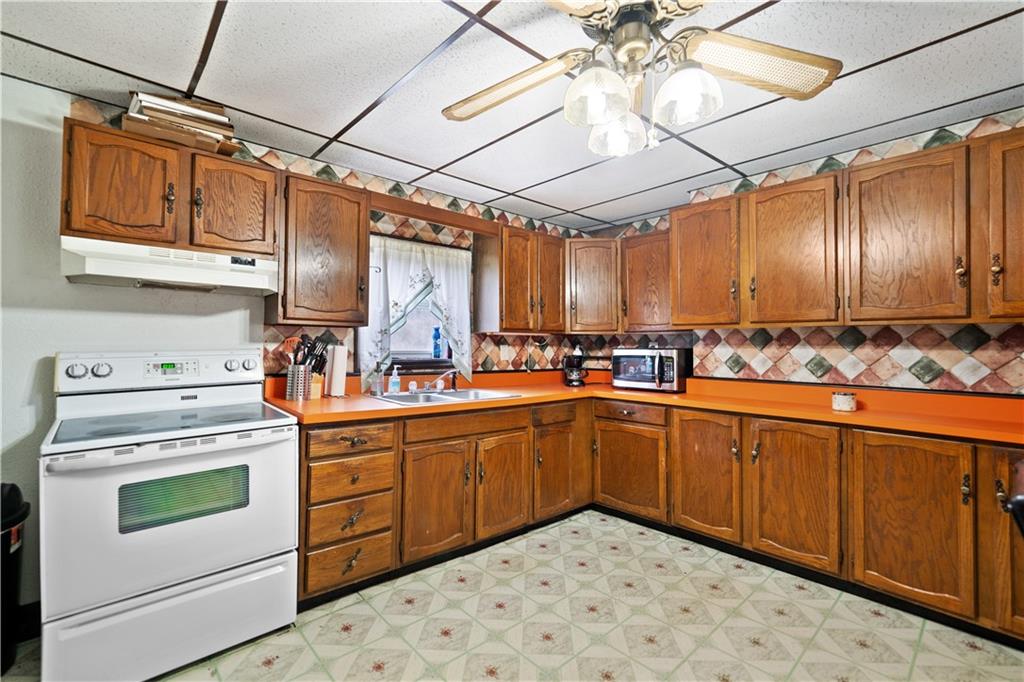 697 Banetown Road Washington, PA 15301 - Photo 3 of 34