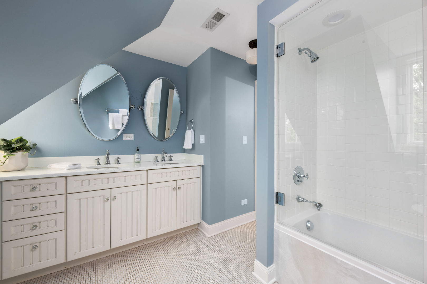 310 Maple Row Northfield, IL 60093 - Photo 22 of 39 Gallery Image 22