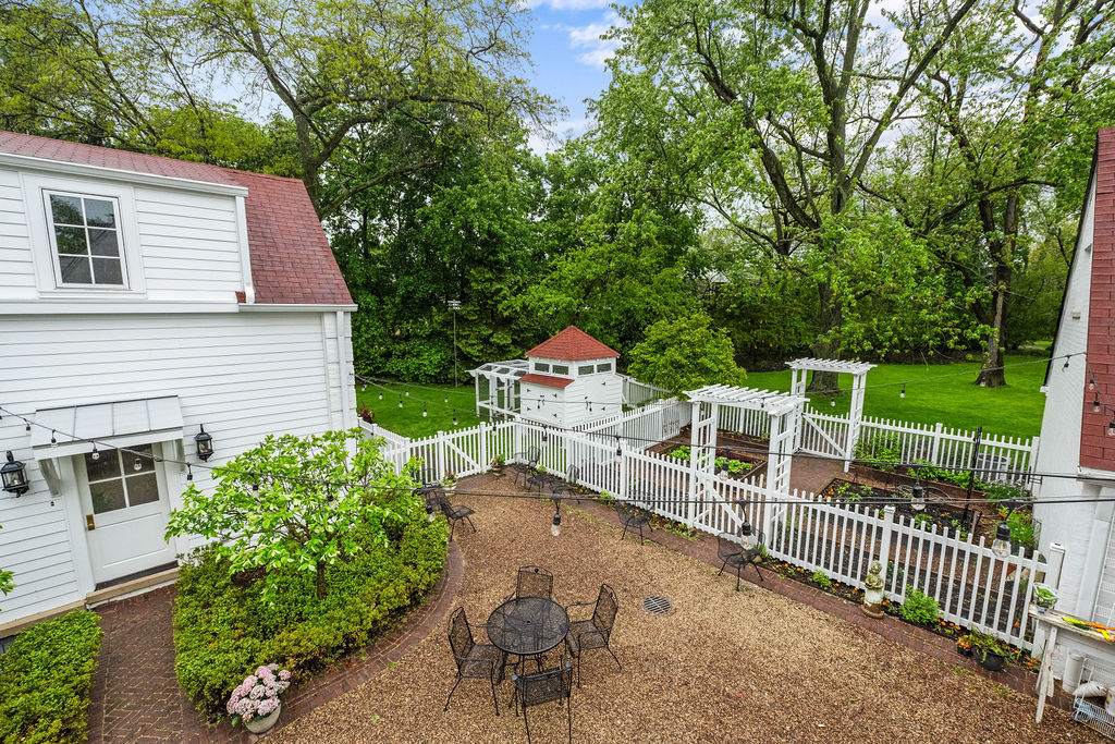 310 Maple Row Northfield, IL 60093 - Photo 38 of 39 Gallery Image 38