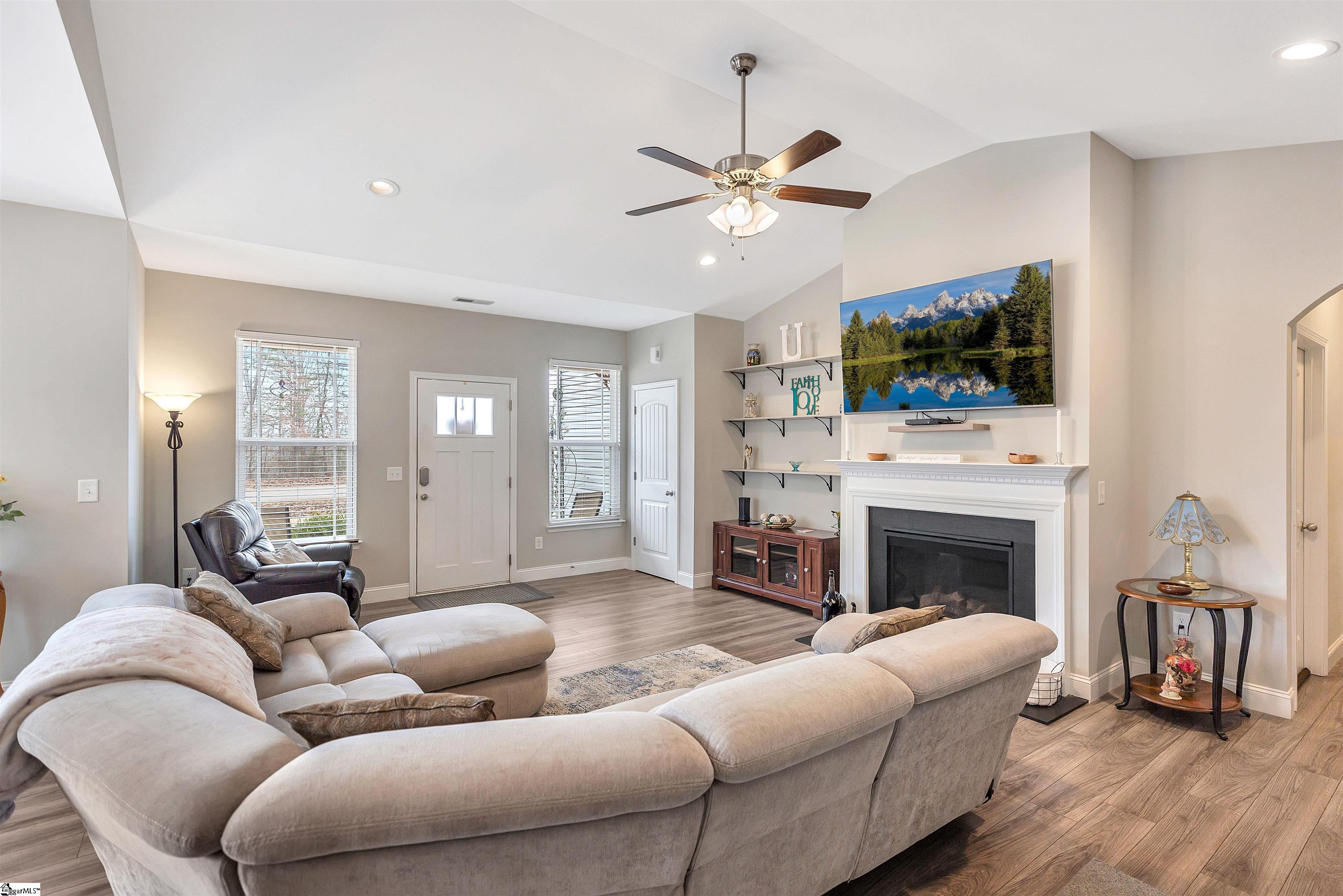 160 Inlet Pointe Drive Anderson, SC 29625 - Photo 4 of 42