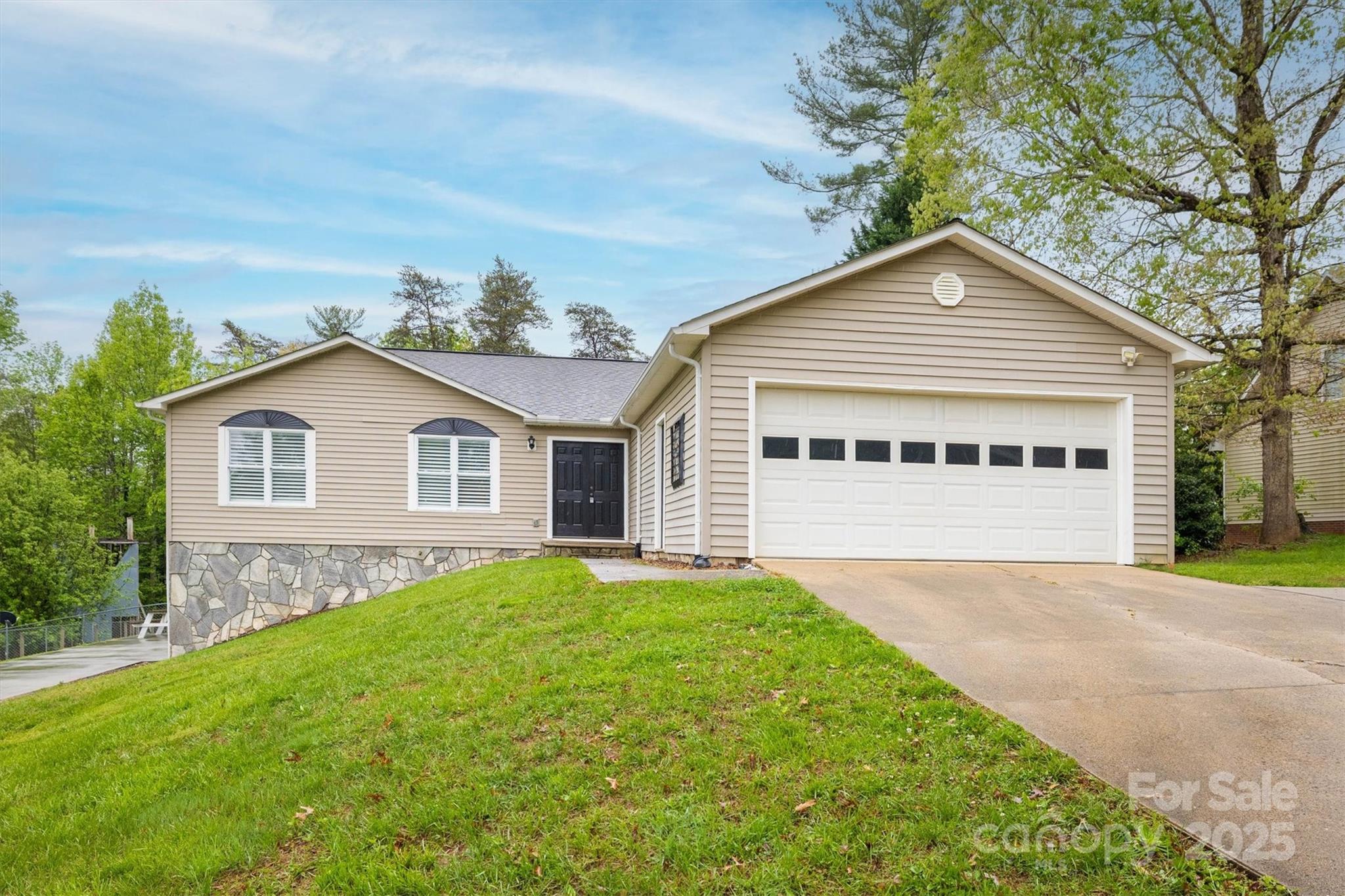 3085 Hunters Ridge Court Morganton, NC 28655 - Photo 2 of 28 Gallery Image 2