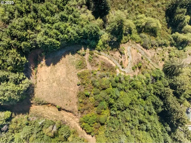 a view of a backyard with sitting area