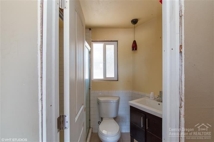 62260 Deer Trail Road Bend, OR 97701 - Photo 13 of 24 Guest bath