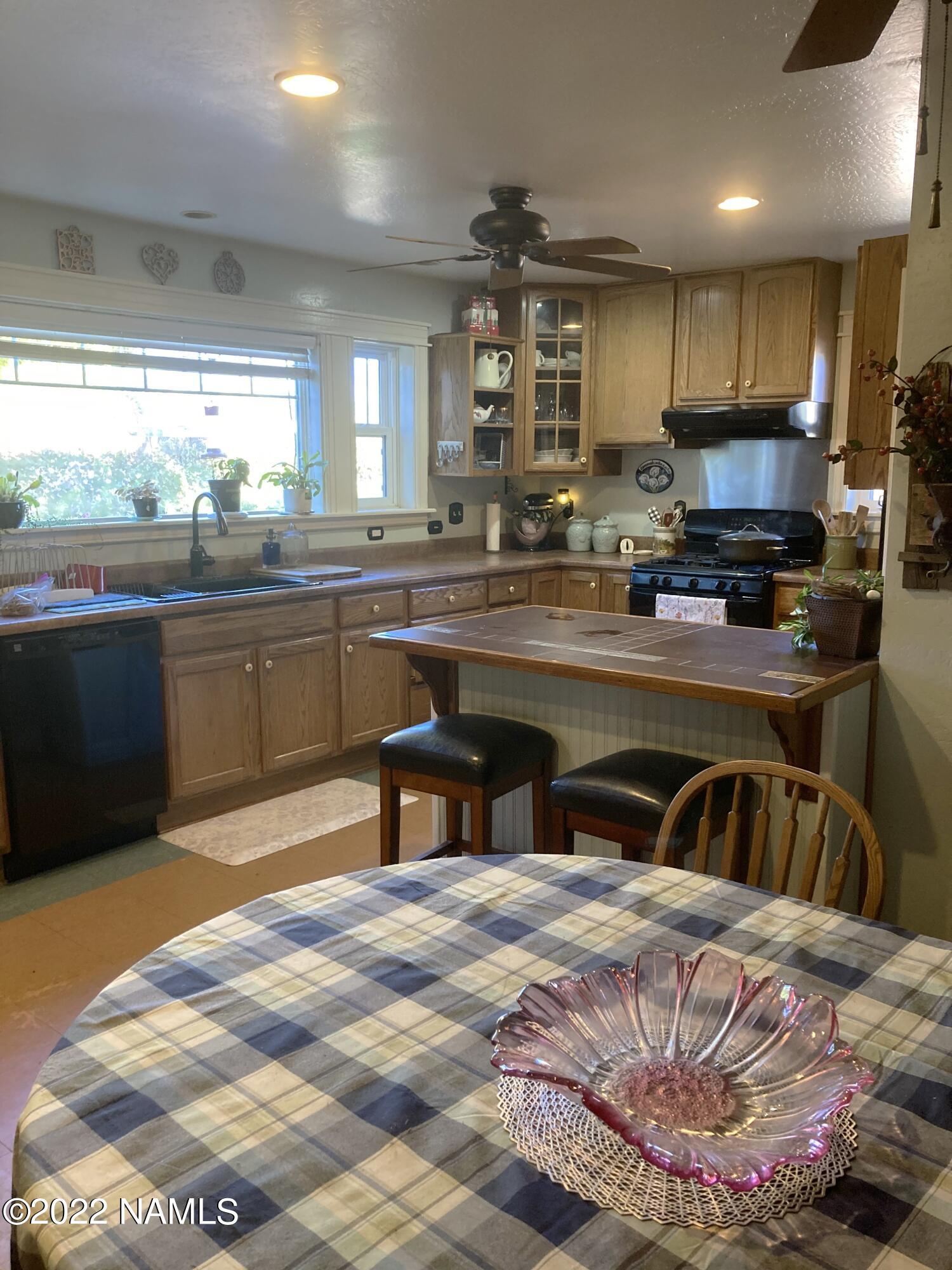 9682 Pioneer Valley Road Flagstaff, AZ 86004 - Photo 15 of 43 large kitchen