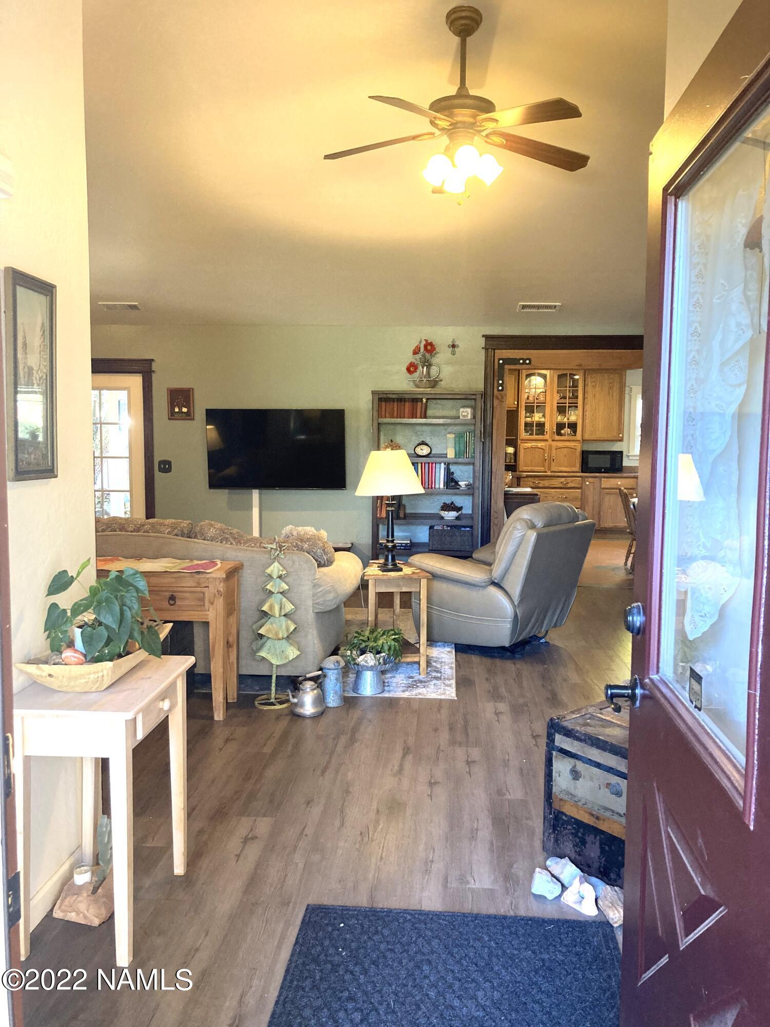 9682 Pioneer Valley Road Flagstaff, AZ 86004 - Photo 9 of 43 entry living rm