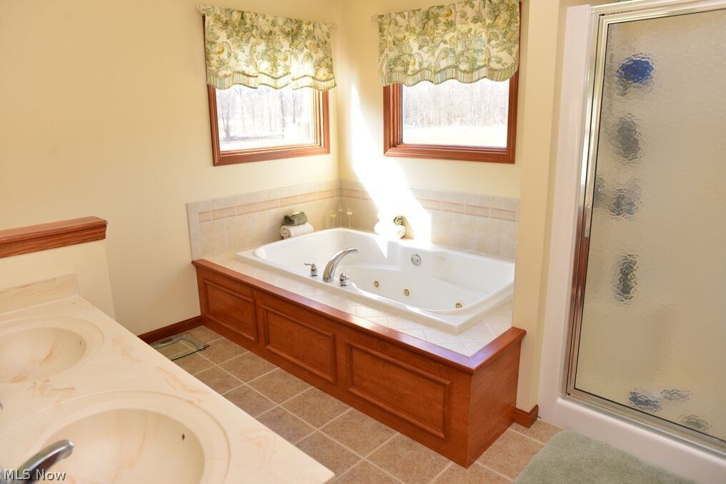 811 West Hutton Road Wooster, OH 44691 - Photo 16 of 27 Owners suite large soaking tub.