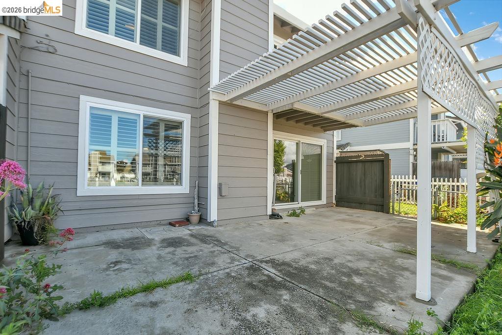 184 Pelican Loop Pittsburg, CA 94565 - Photo 42 of 56 a front view of a house with a yard