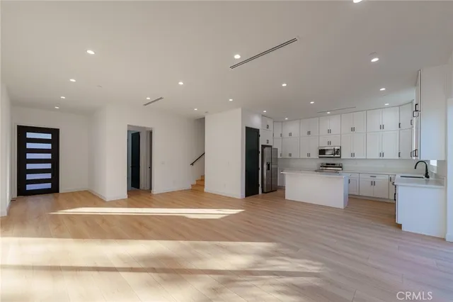 $4,500 | 14121 Emelita Street, Sherman Oaks, CA 91401