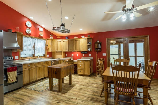 2233 Hickory Hills Road Muscatine, IA 52761 - Photo 2 of 24 Gallery Image 2