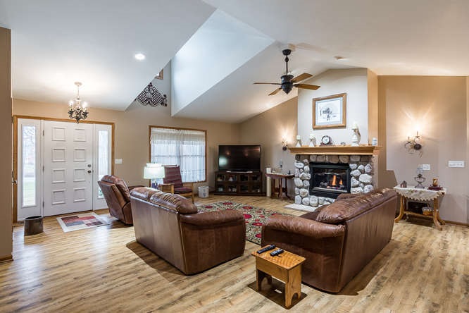 2233 Hickory Hills Road Muscatine, IA 52761 - Photo 5 of 24 Gallery Image 5