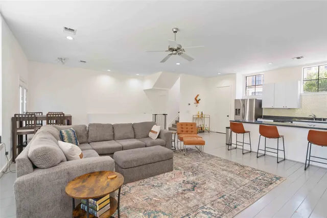 $375,000 | 939 Colorado Street, Unit 20, Houston, TX 77007