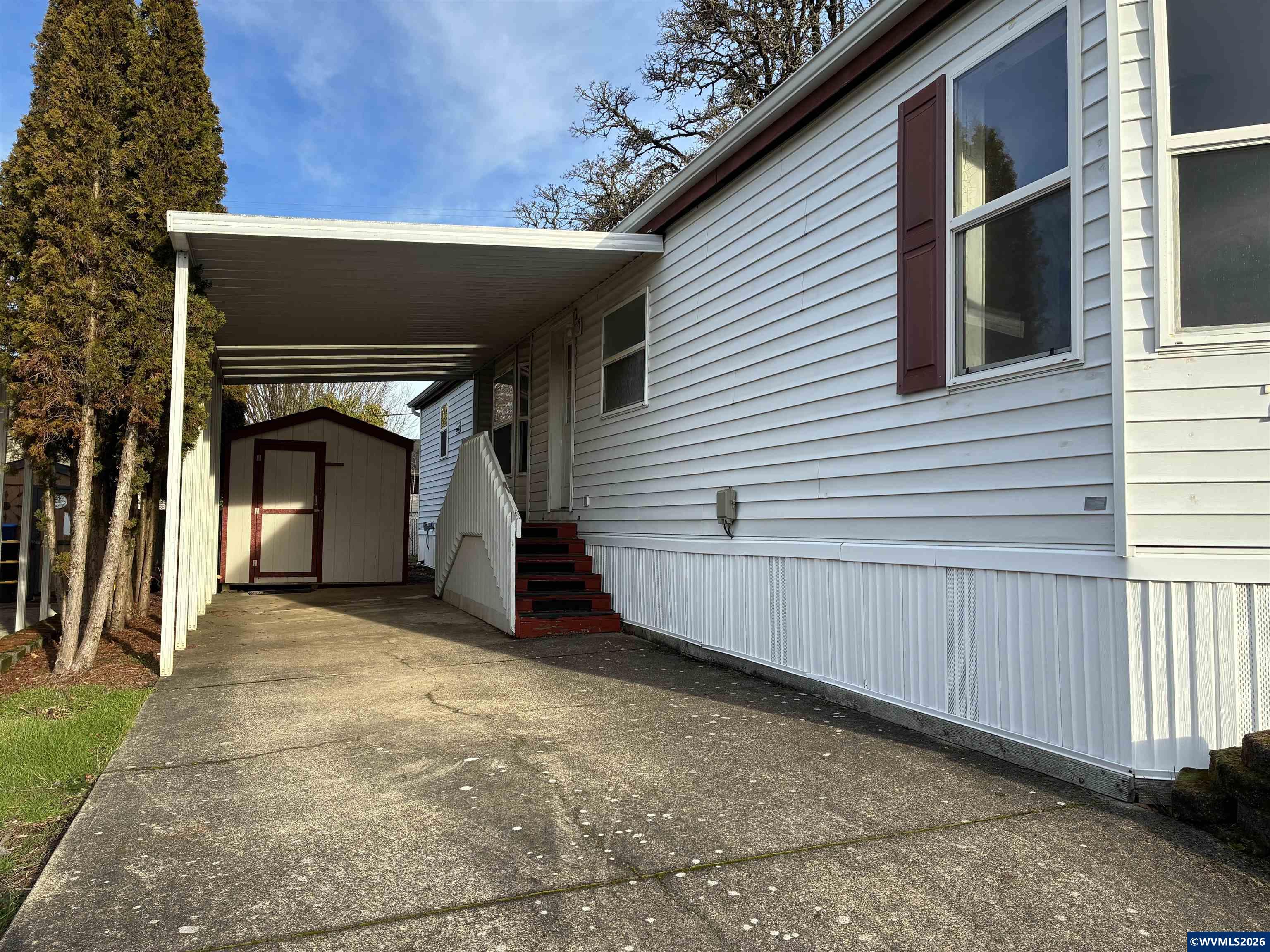 2000 Robins Lane Southeast, Unit 7 Salem, OR 97306 - Photo 31 of 39 a view of a house with a balcony