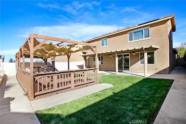 a view of a house with yard and deck