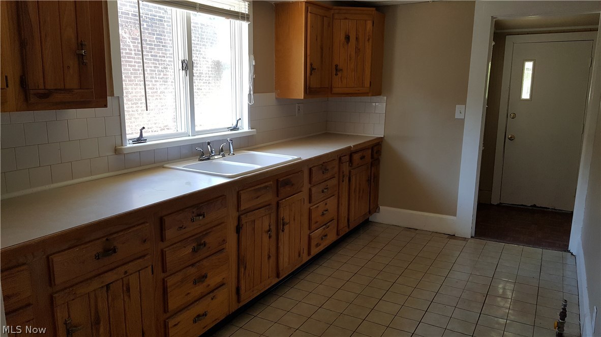 862 Walnut Road Southeast Massillon, OH 44646 - Photo 7 of 22 Plenty of counter space in this kitchen with nice tile back splash.