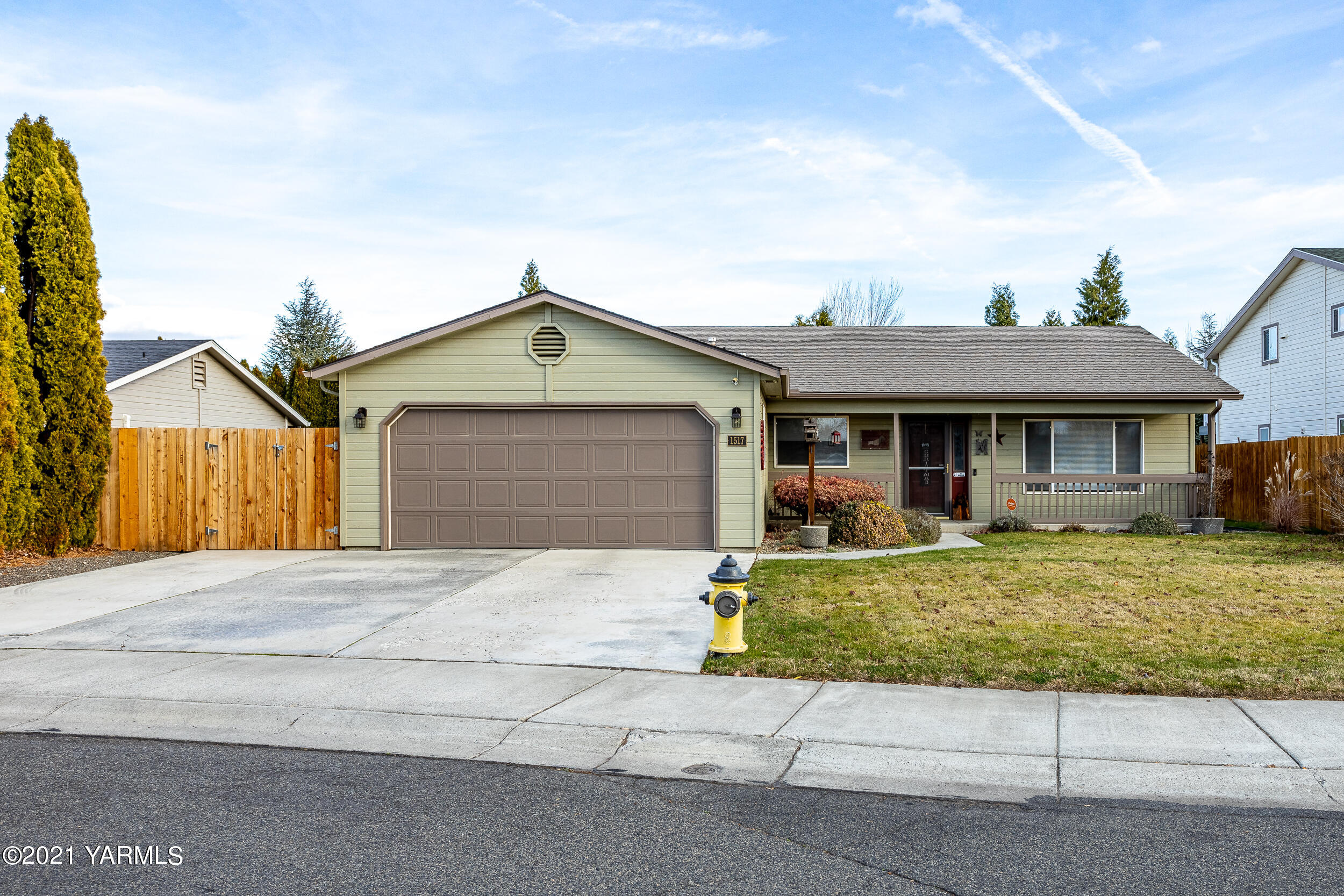 1517 South 32nd Avenue Yakima, WA 98902 - Photo 2 of 21 a front view of a house with a garden and porch
