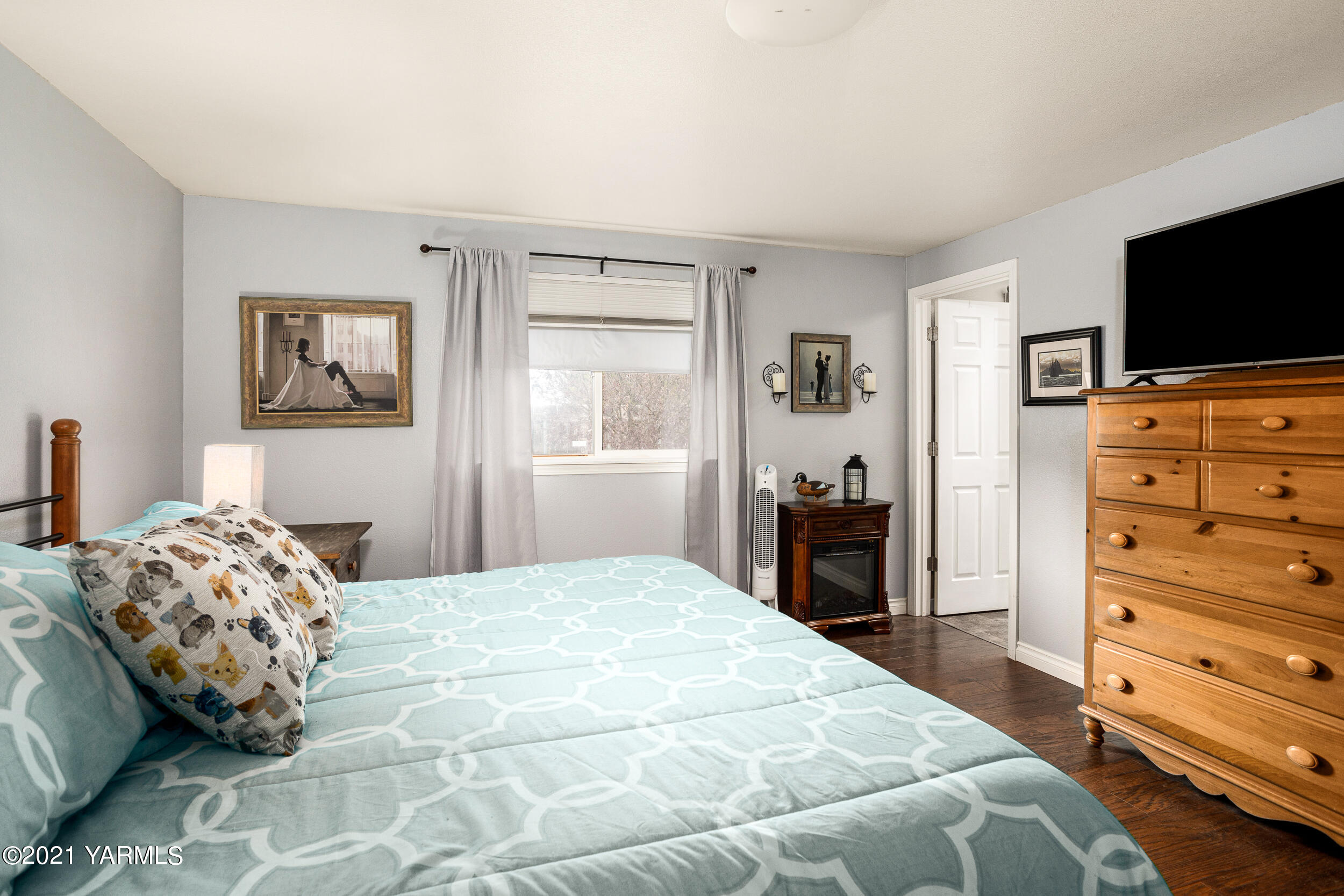 1517 South 32nd Avenue Yakima, WA 98902 - Photo 14 of 21 a bedroom with a large bed and a flat tv screen