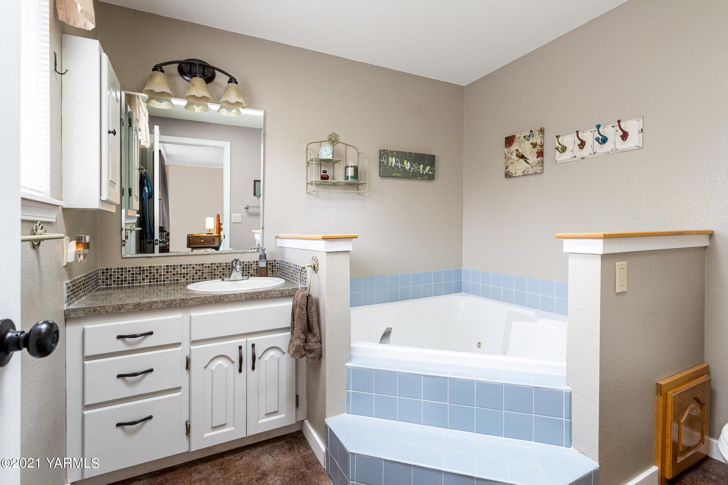 1517 South 32nd Avenue Yakima, WA 98902 - Photo 15 of 21 a bathroom with a sink a vanity and a bathtub