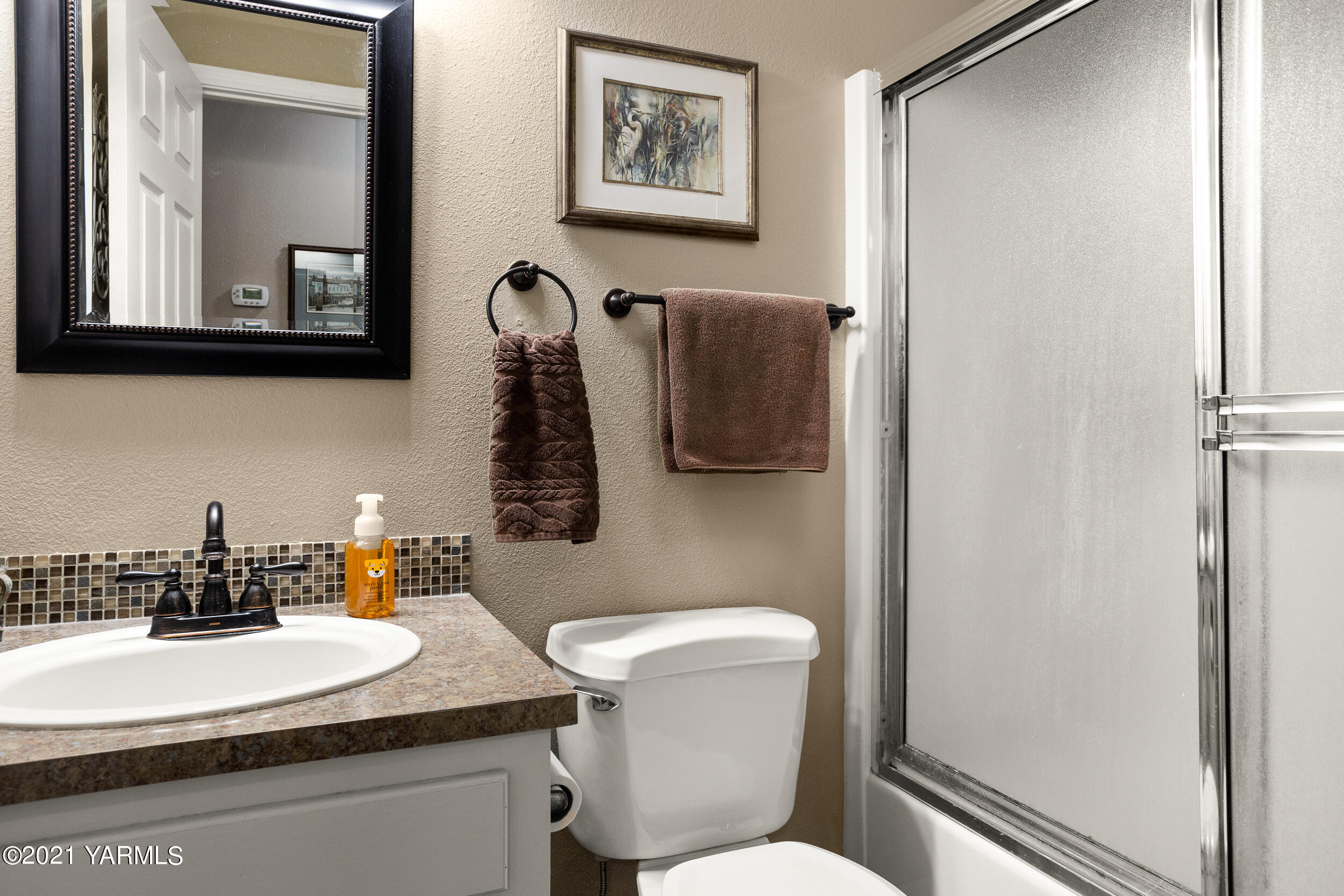 1517 South 32nd Avenue Yakima, WA 98902 - Photo 17 of 21 a bathroom with a toilet sink and mirror
