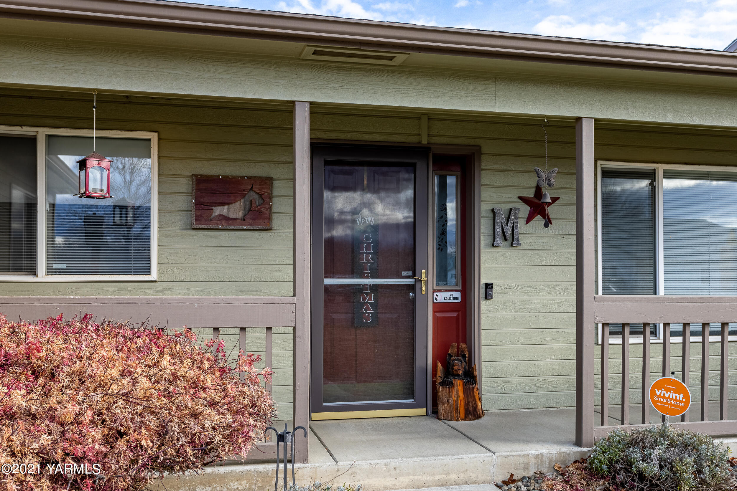 1517 South 32nd Avenue Yakima, WA 98902 - Photo 3 of 21 a front view of a house
