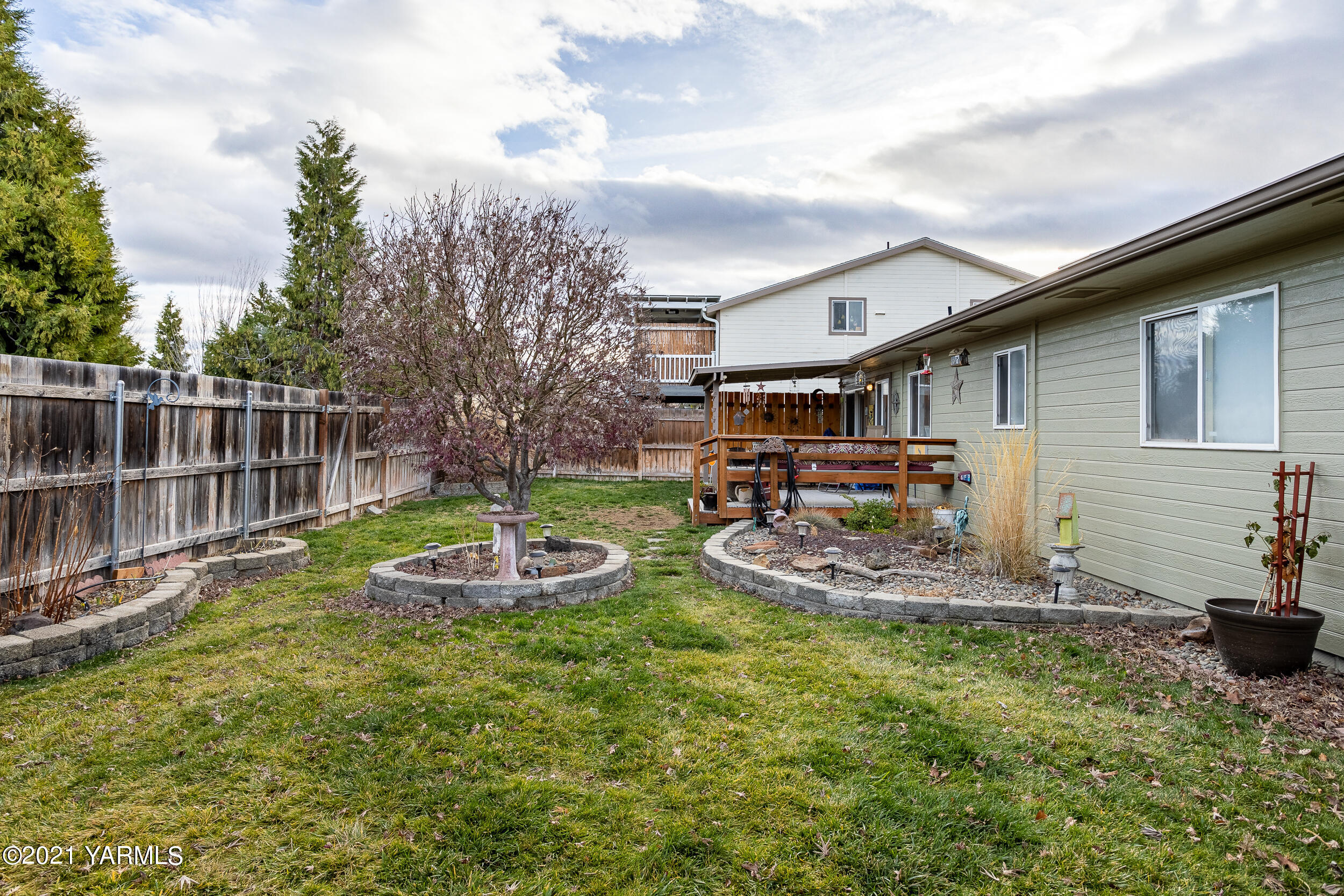 1517 South 32nd Avenue Yakima, WA 98902 - Photo 21 of 21 a table and chairs in the garden