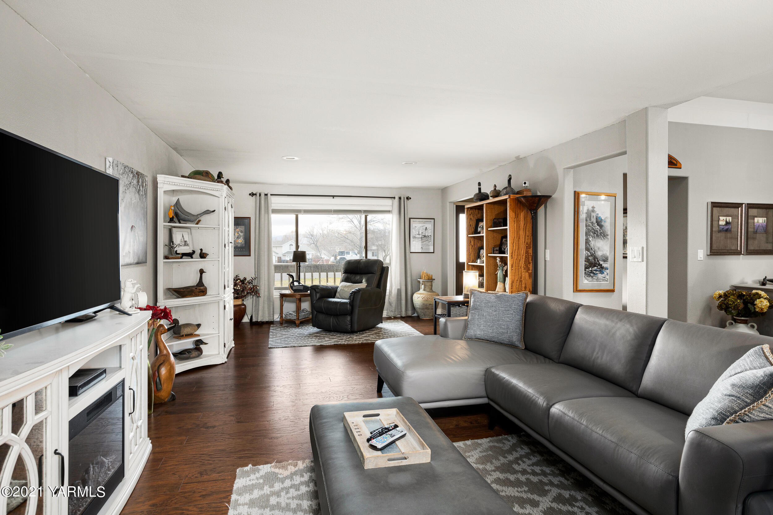 1517 South 32nd Avenue Yakima, WA 98902 - Photo 4 of 21 a living room with furniture and a flat screen tv