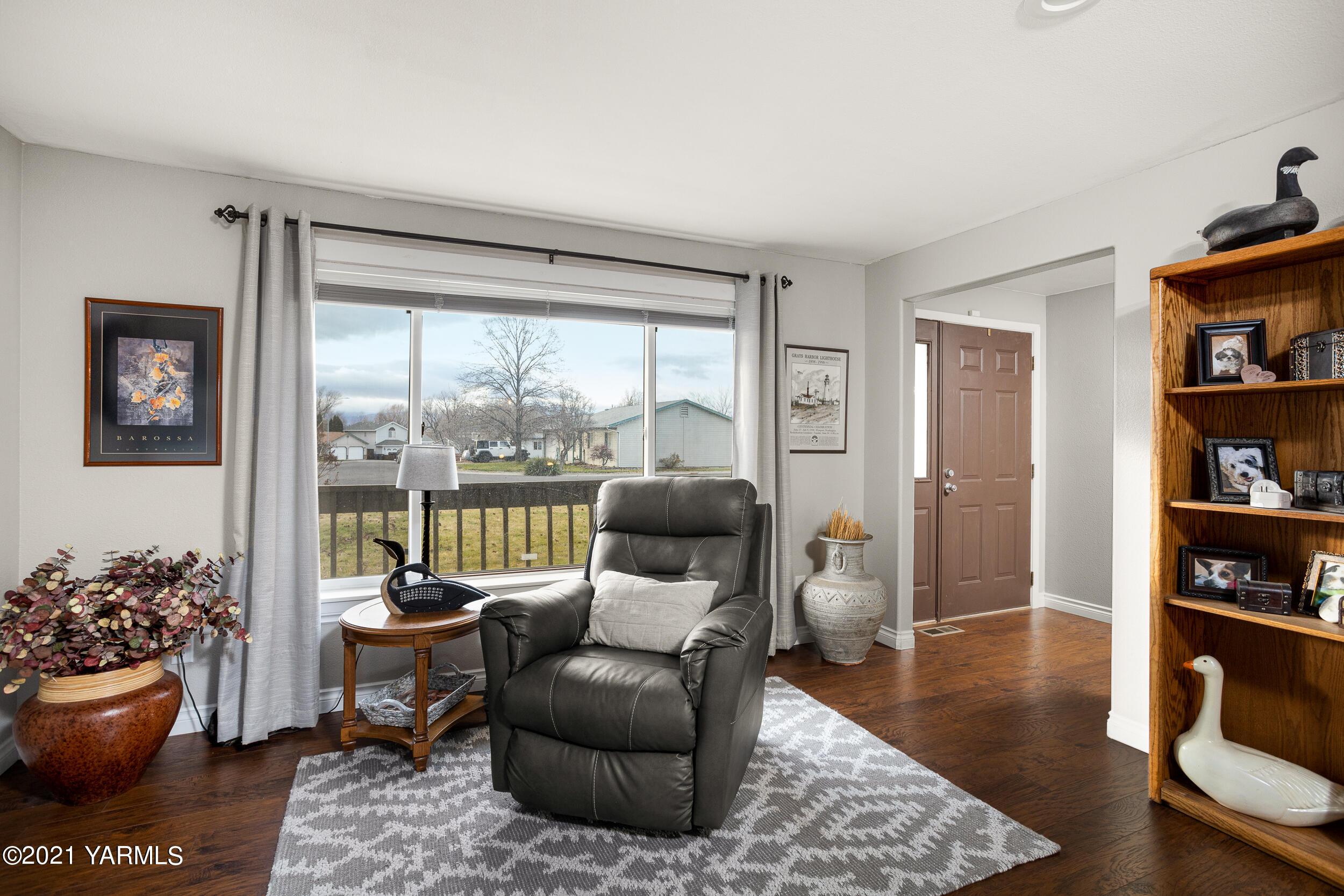 1517 South 32nd Avenue Yakima, WA 98902 - Photo 7 of 21 a living room with furniture and a potted plant