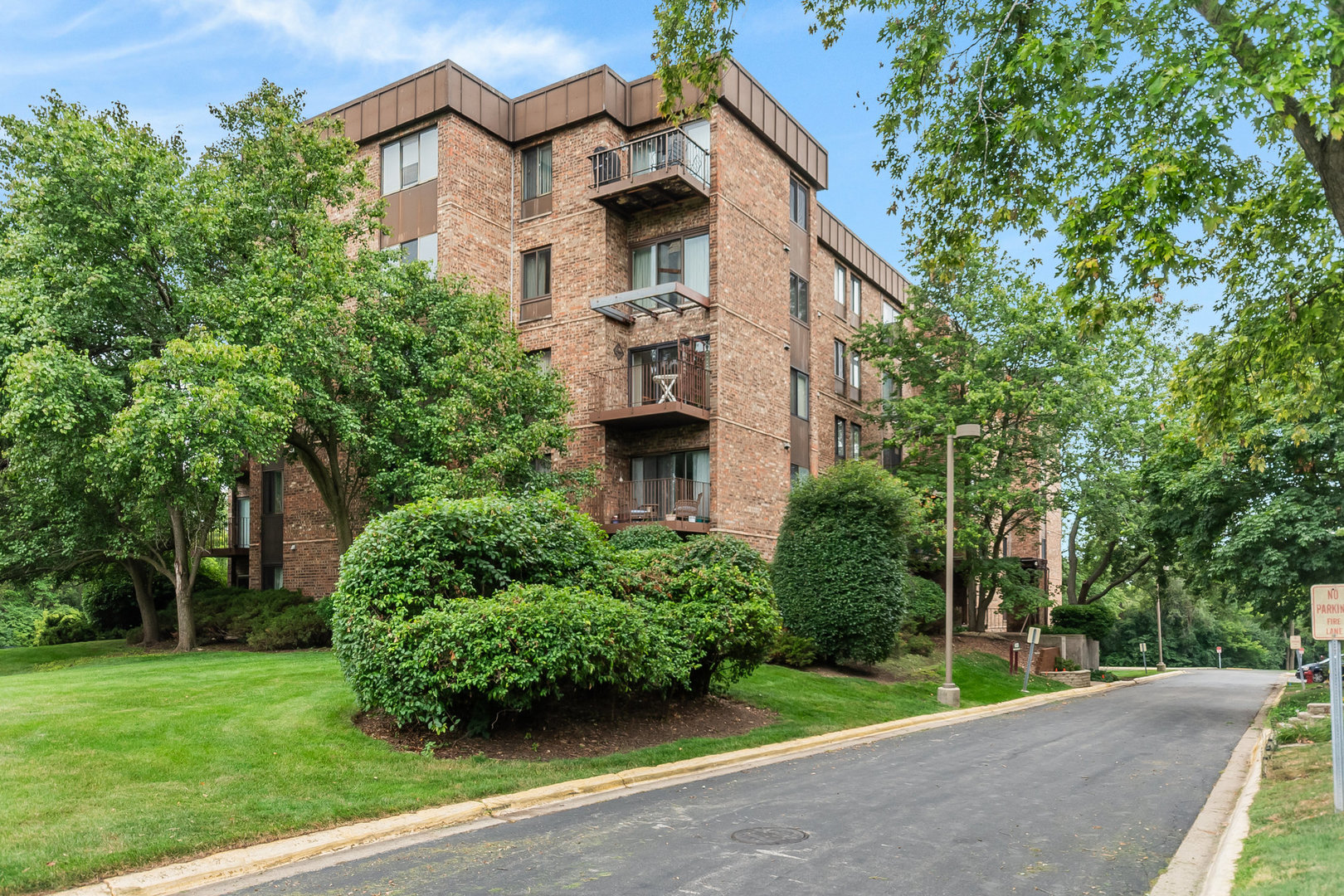425 Walnut Creek Road, Unit 1410 Lisle, IL 60532 - Photo 2 of 15 Gallery Image 2