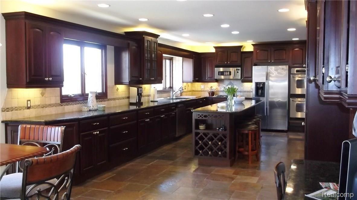 2147 Kennedy Drive Rochester, MI 48309 - Photo 5 of 31 STUNNING KITCHEN