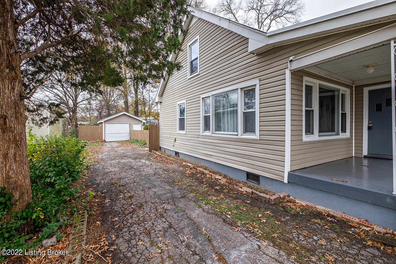 8106 Kerry Road Louisville, KY 40258 - Photo 4 of 45 0043