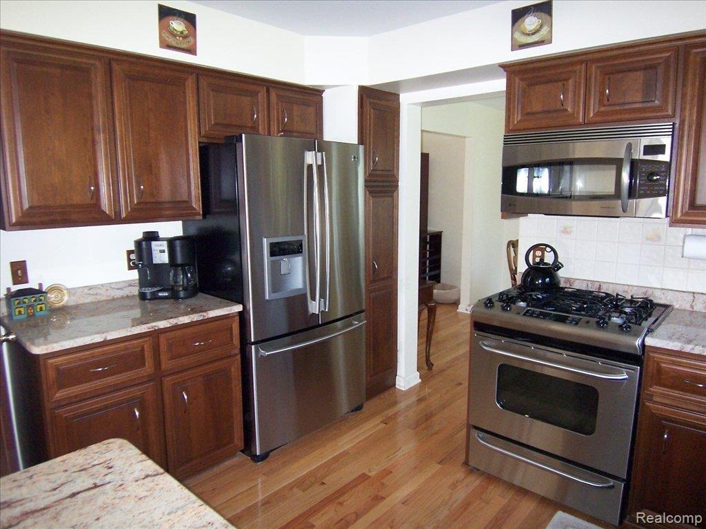 1450 Antler Court Rochester, MI 48309 - Photo 18 of 25 Stainless Appliances and Granite