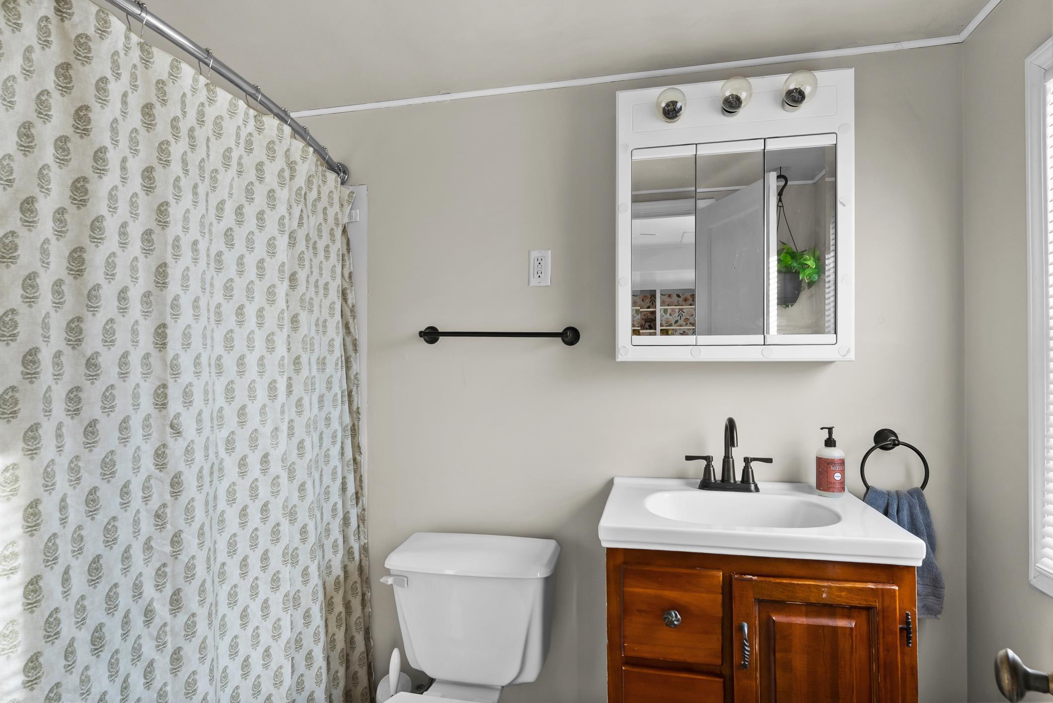 1617 Madison Street Manitowoc, WI 54220 - Photo 20 of 34 Tub/shower. Cute and bright.