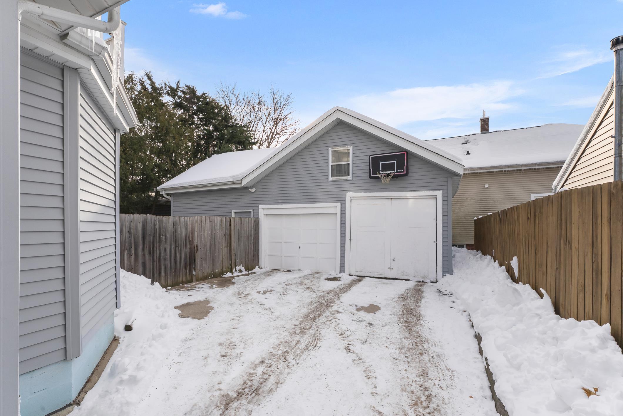 1617 Madison Street Manitowoc, WI 54220 - Photo 27 of 34 Plenty of space for all of your hobbies.