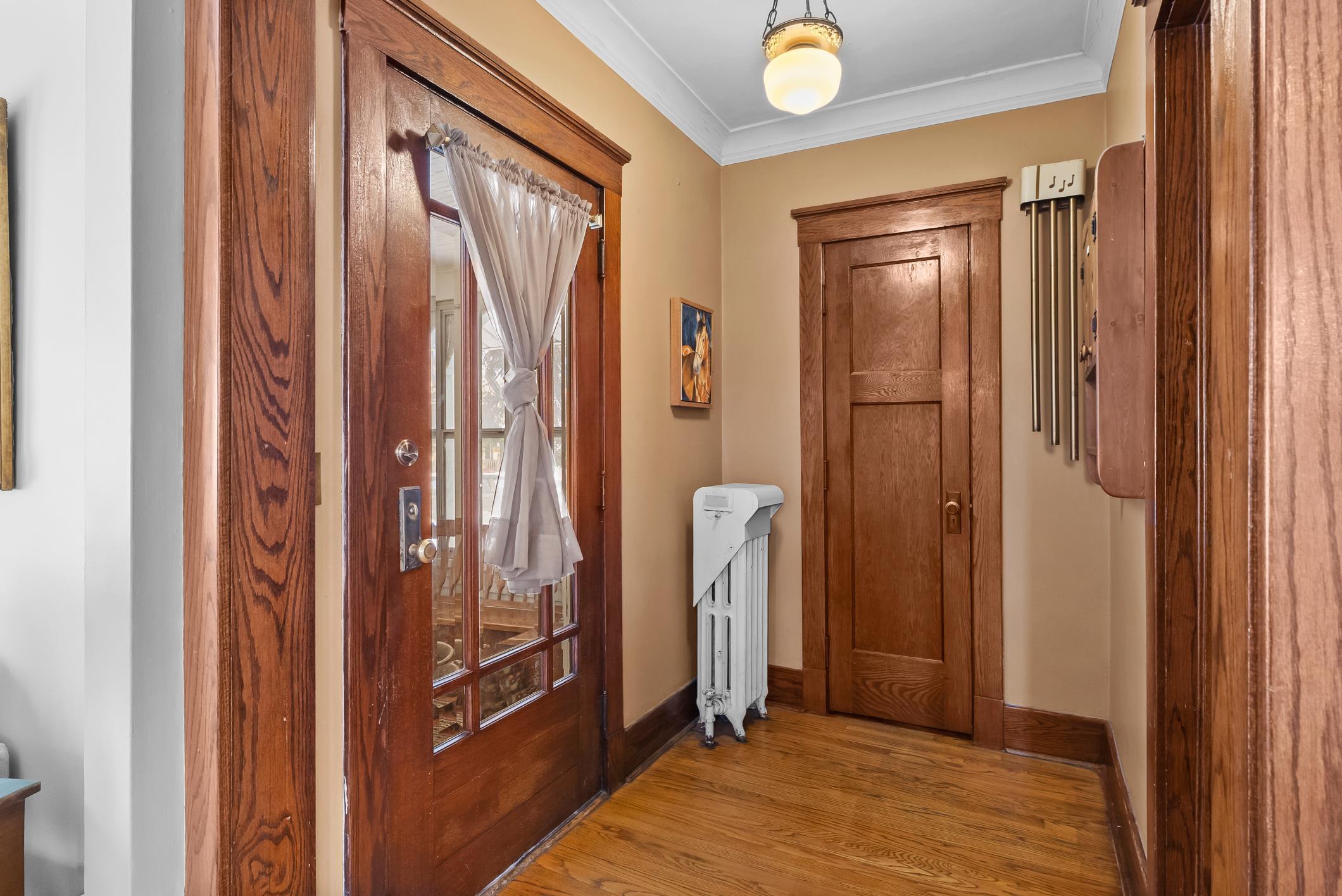 1617 Madison Street Manitowoc, WI 54220 - Photo 10 of 34 Original doors and trim!