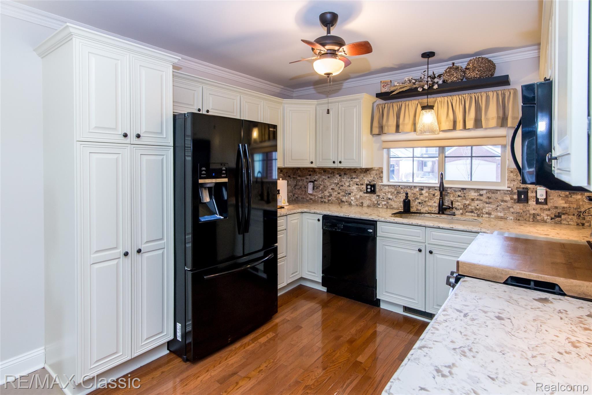 4655 Summer Ridge Drive, Unit 17 Howell, MI 48843 - Photo 3 of 34 New cabinets, solid surface counter, backsplash, all new fixtures and appliances stay.