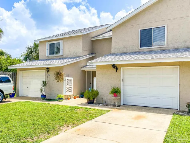 a view of a house with backyard