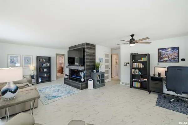 $450,000 | 16103 East Blackfoot Drive, Cuba, IL 61427