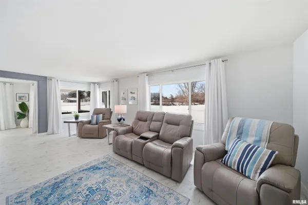 $450,000 | 16103 East Blackfoot Drive, Cuba, IL 61427