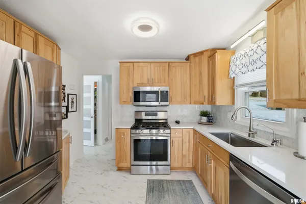 $450,000 | 16103 East Blackfoot Drive, Cuba, IL 61427